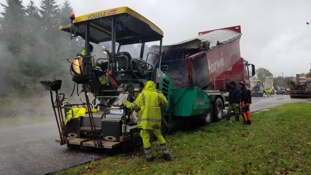 <p>Noch laufen die Asphaltierungsarbeiten. Zum Wochenende soll die Straße aber geöffnet werden.</p>