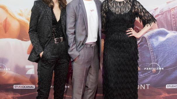 <p>Jannik Schümann, Luna Wedler (r.) und Luise Befort spielen die Hauptrollen in der Literaturverfilmung Dem Horizont so nah.</p>