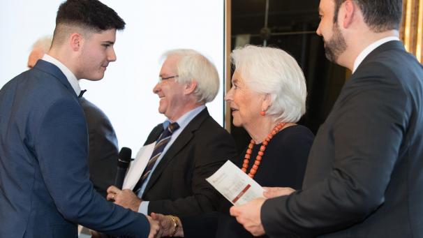 <p>Erster Preis: Noah Henkes nimmt die Glückwünsche der Königin entgegen.</p>