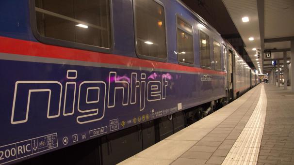 <p>Ein Wagen der Österreichischen Bundesbahnen (ÖBB) mit dem Schriftzug „Nightjet“ steht im Hauptbahnhof von München.</p>