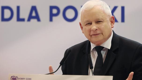 <p>Jaroslaw Kaczynski, Vorsitzender der Partei „Recht und Gerechtigkeit (PiS), spricht auf einem Wahlkampfkongress. Am kommenden Sonntag (13. Oktober) wählen die Polen ein neues Parlament.</p>