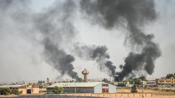 <p>Rauch steigt von der syrischen Stadt Tal Abyad auf, nachdem eine Granate dort abgeworfen wurde.</p>