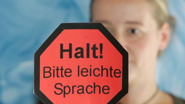 <p>Bandwurmsätze werden bei der „Leichten Sprache“ in einzelne kurze Aussagen unterteilt, die meist in eine Zeile passen.</p>