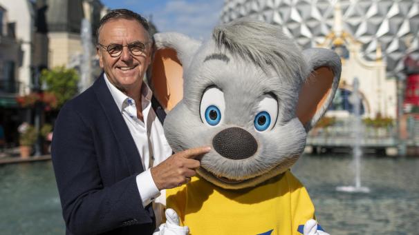<p>Roland Mack, Gründer und Inhaber des Europa-Parks, steht im Freizeitpark mit dem Maskottchen „EuroMaus vor dem Fahrgeschäft „EuroSat. Am 12. Oktober wird Mack 70 Jahre alt.</p>