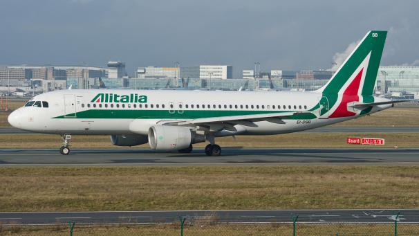 <p>Ein Airbus A320 der italienischen Airline Alitalia rollt auf dem Flughafen Frankfurt zum Start.</p>