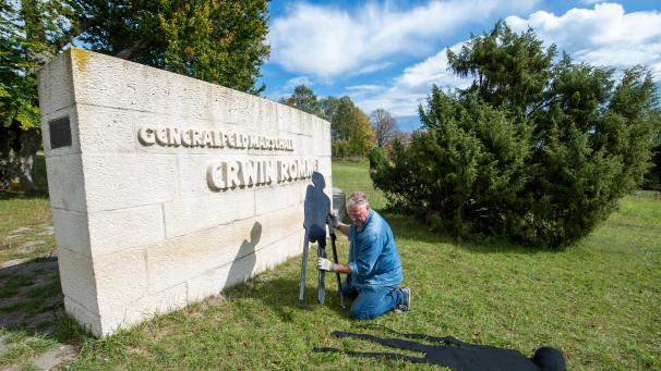 <p>Der Künstler Rainer Jooß steht vor dem Rommel-Denkmal mit dem Entwurf einer Statue, die an ein Minenopfer erinnern soll. 75 Jahre nach dem Tod des Generalfeldmarschalls wird wieder debattiert, ob der General wirklich als Namenspatron für Straßen oder Kasernen geeignet ist.</p>
