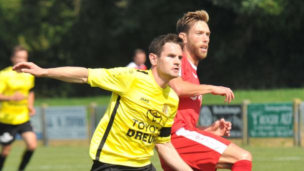 <p>Tobias Lauffs (l.) zum Defensivverhalten des RFC Raeren-Eynatten: „Müssen uns taktisch klüger anstellen.“</p>