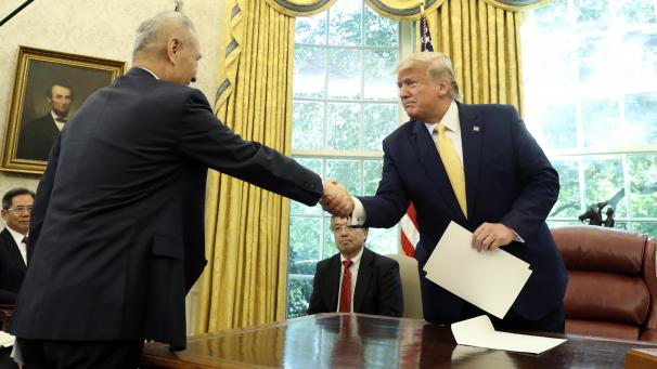 <p>Einigung um Teilabkommen: Donald Trump (r), Präsident der USA, reicht Liu He, Vizepremier von China, im Oval Office im Weißen Haus die Hand.</p>