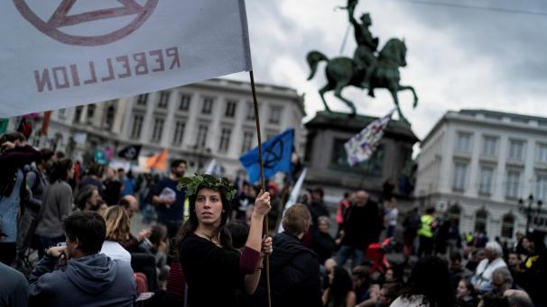 <p>Der Place Royal war am späten Samstagnachmittag übersät mit Menschen, die zur sogenannten „Royal Rebellion“ gekommen waren.</p>