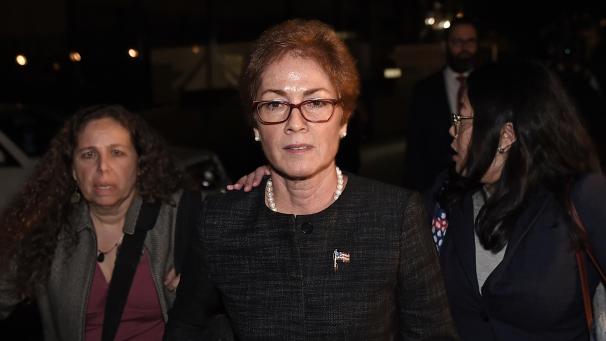 <p>Sie wurde als US-Botschafterin abberufen und gilt als wichtige Figur in der Ukraine-Affäre des US-Präsidenten. Nun hat Marie Yovanovitch ausgesagt.</p>