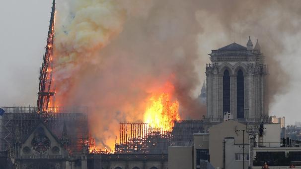 <p>Flammen und Rauch steigen von einem der berühmtesten Wahrzeichen der Welt, der Pariser Kathedrale Notre-Dame, auf. Vor einem halben Jahr ereignete sich die Brandkatastrophe von Notre-Dame.</p>