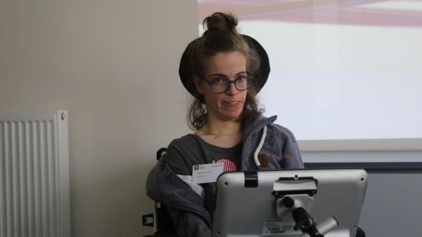 <p>Kathrin Lemler kann aufgrund einer Hirnschädigung ihre Muskeln nicht koordinieren und somit auch nicht sprechen. Dennoch ist sie heute wissenschaftliche Mitarbeiterin an der Universität Köln, denn sie ist intelligent und versteht alles, was jeder andere intelligente Mensch auch versteht.</p>