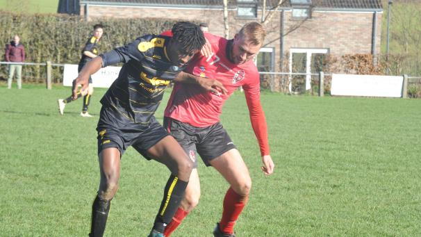 <p>Im Topspiel zwischen Lontzen (Chris Klöcker, r.) und Hautes Fagnes (Torschütze Moussa Diané, l.) herrschten klare Verhältnisse.</p>