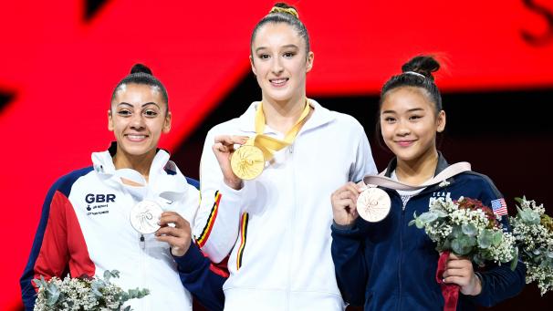 <p>Nina Derwael (Mitte) auf dem Podium neben der Britin  Rebecca Downie (Silber, links) und Lee Sunisa aus den USA (Bronze)</p>