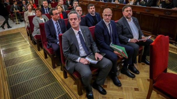 <p>Angeklagte Separatistenführer vor Gericht (vordere Reihe von links: Joaquim Forn, Raul Romeva, Oriol Junqueras)</p>