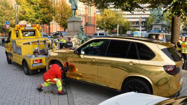 <p>Das goldene Auto wurde abgeschleppt.</p>
