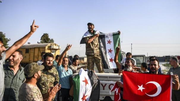 <p>Syrische Oppositionskämpfer, die von der Türkei unterstützt werden, jubeln in Akcakale (Türkei), nachdem sie von Tall Abyad (Syrien) über die Grenze gekommen sind.</p>