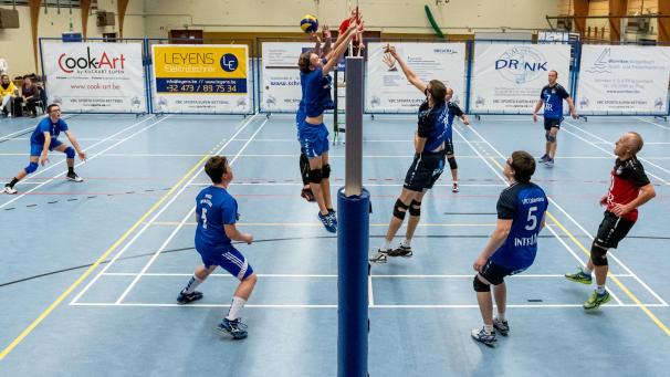 <p>Das Volleyball-Derby war von vielen Netzduellen geprägt.</p>