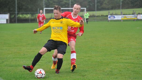 <p>Stimmungsdämpfer zur Kirmes: André Heck (vorne) und der FC Bütgenbach gingen gegen Goé leer aus.</p>