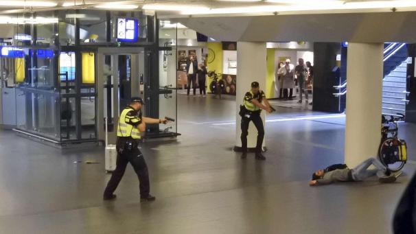 <p>Bei einem Messerangriff auf dem Amsterdamer Hauptbahnhof waren letztes Jahr zwei Menschen schwer verletzt worden.</p>
