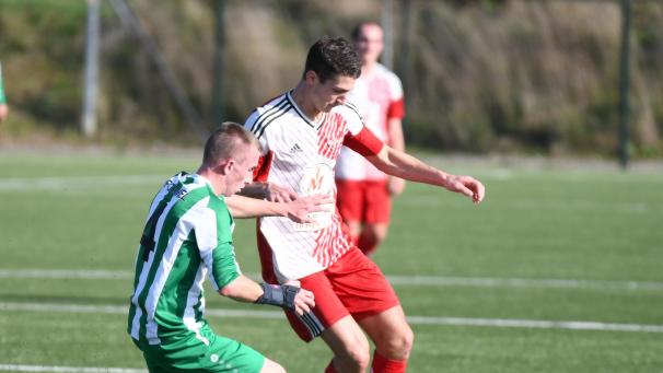 <p>Mario Kockelmann (r.) sorgte mit seinem Doppelpack dafür, dass Oudler ungeschlagen bleibt.</p>