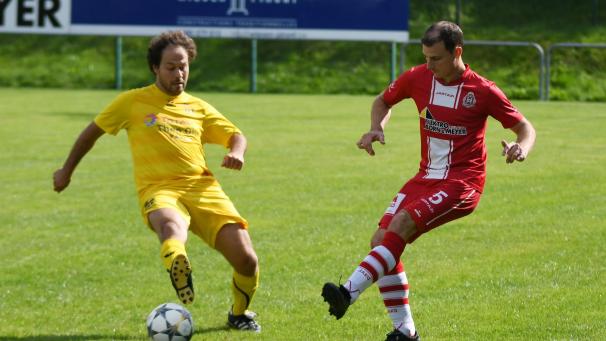 <p>Alexandre Lolos (l.) setzte Elsaute mit seinem Doppelpack schachmatt.</p>