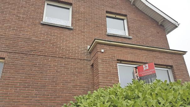 <p>„Zu verkaufen“ steht an der Fassade des Gebäudes in Petergensfeld, an dem der Sender nur wenige Schritte von der Grenze entfernt tätig ist. Bei „Radio Fantasy“ steht offenbar Veränderung an.</p>