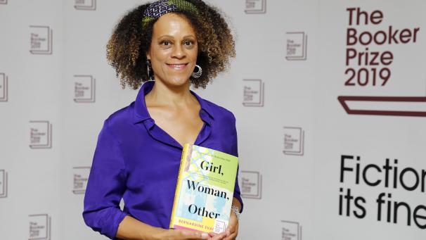 <p>Die britische Schriftsellerin Bernardine Evaristo mit ihrem Buch „Girl, Woman, Other“.</p>
