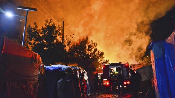 <p>Nach einer Messerstecherei kam es zu Ausschreitungen mit der Polizei. Es brachen Feuer im und um das Lager aus.</p>