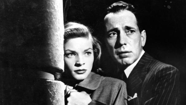<p>Die erste Verfilmung von „The big sleep“ aus dem Jahr 1946 mit Lauren Bacall und Humphrey Bogart ist ein absoluter Klassiker.</p>