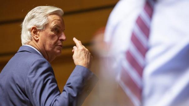 <p>Michel Barnier, EU-Unterhändler, spricht mit Mitgliedern seines Teams anlässlich des Treffens der zuständigen EU-Minister in Luxemburg über eine Brexit-Einigung.</p>