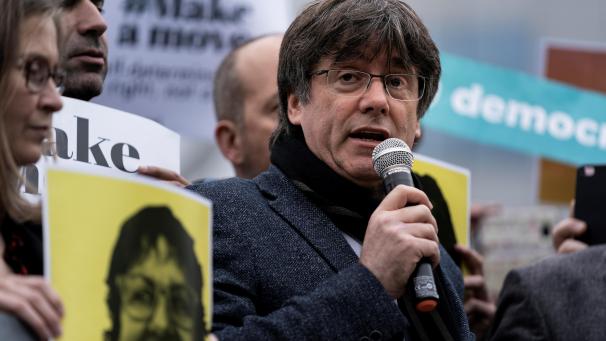 <p>Carlos Puigdemont nahm am Dienstag in Brüssel an einer Protestkundgebung gegen die harten Gerichtsurteile für neun Separatistenführer teil.</p>
