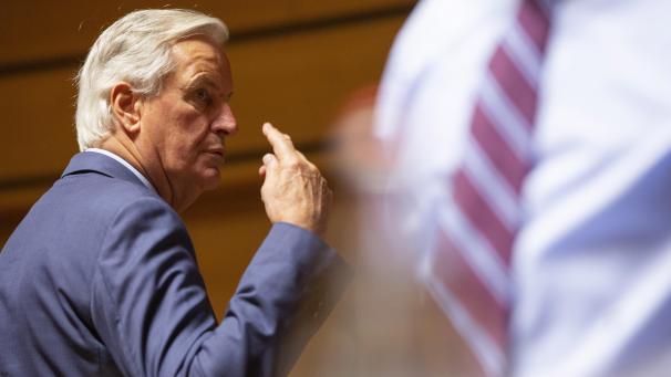 <p>Michel Barnier, EU-Unterhändler, spricht mit Mitgliedern seines Teams anlässlich des Treffens der zuständigen EU-Minister in Luxemburg über eine Brexit-Einigung.</p>