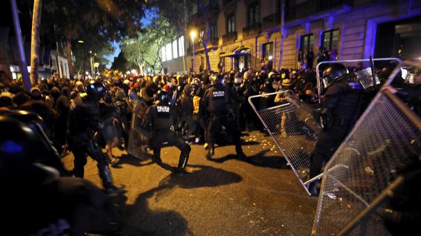 <p>Polizisten in Schutzausrüstung kämpfen mit Demonstranten vor dem spanischen Regierungsbüro in Barcelona. Zahlreiche Menschen protestierten am Dienstagabend erneut gegen die Verurteilung katalanischer Separatistenführer.</p>