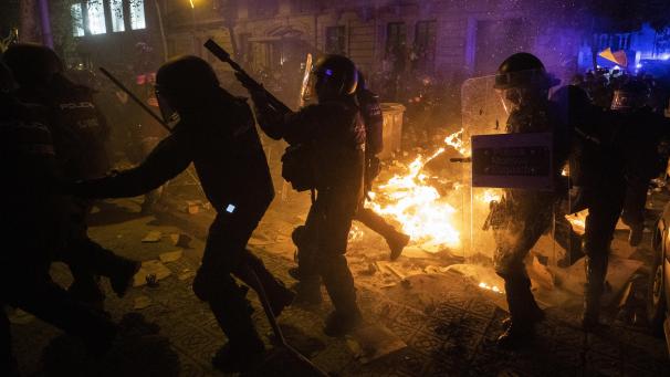 <p>Polizisten sind bei Zusammenstößen mit Demonstranten im Einsatz.</p>