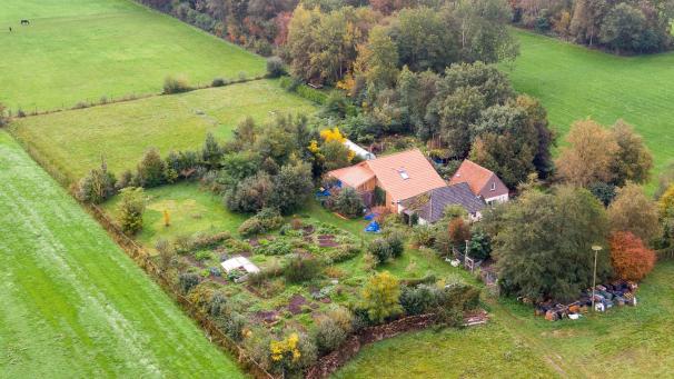<p>Eine Drohnenaufnahme zeigt den abgelegenen Hof, in dessen Keller eine Familie jahrelang gehaust haben soll.</p>