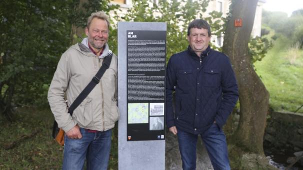 <p>Björn Hartmann (links) und Schöffe Joachim Van Weersth vor einer der 35 neuen Stelen.</p>