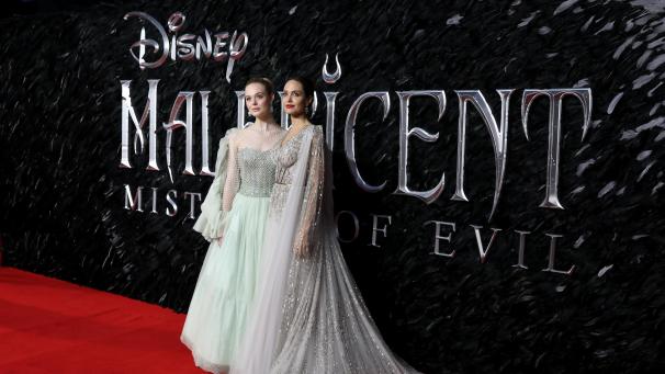 <p>Angelina Jolie (r.) und Elle Fanning bei der Premiere des Films in London am 9. Oktober.</p>