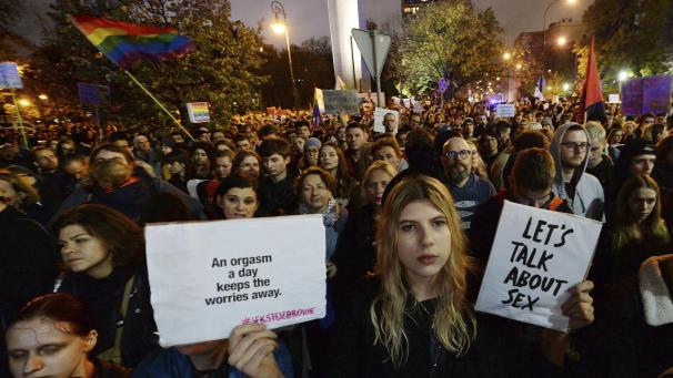 <p>Menschen protestieren vor dem Parlament gegen ein Gesetzesvorhaben, mit dem Lehrer für Sexualkunde-Unterricht an Schulen mit bis zu drei Jahre Haft bestraft werden könnten.</p>