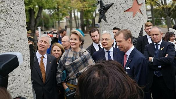 <p>Das belgische Königspaar und Großherzog Henri besuchten am Donnerstag das Denkmal von Schengen, wo der gleichnamige Vertrag unterzeichnet worden war. In der Mitte ist Außenminister Didier Reynders zu erkennen.</p>