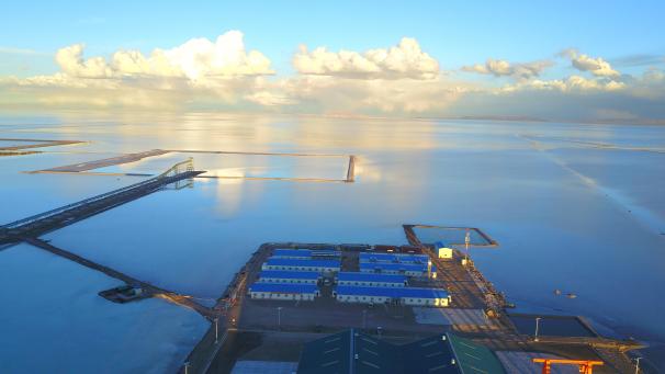 <p>Bolivien, Uyuni: Auf diesem von YLB zur Verfügung gestellten Bild ist ein Teil der Kaliumchlorid-Anlage am Salzsee zu sehen.</p>