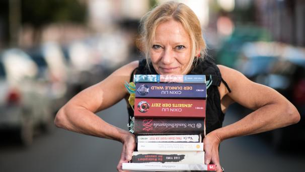 <p>Die freie Übersetzerin Karin Betz spricht mehrere Sprachen. Ohne Übersetzer gäbe es im deutschen Buchhandel nur einen Bruchteil des Angebots. Dennoch wird ihre Arbeit kaum wahrgenommen und schlecht bezahlt.</p>