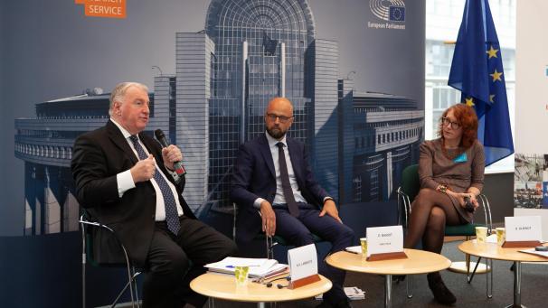 <p>Bereicherndes Gespräch über die Zukunft Europas: Karl-Heinz Lambertz, Moderator Etienne Bassot vom Forschungsdienst des EU-Parlaments und Ulrike Guérot (von links).</p>