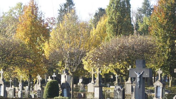 <p>Noch finden wir auf dem Eupener Friedhof Steinkreuze mit Gedenktafeln.</p>