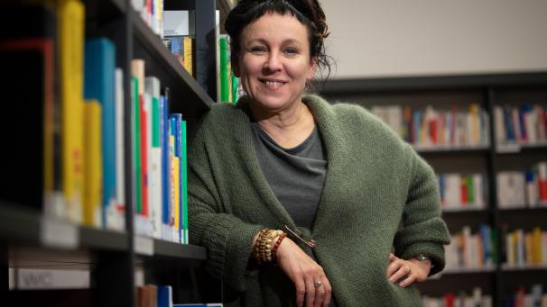 <p>Die Schwedische Akademie hat die Literatur-Nobelpreise für 2018 und 2019 vergeben. Für 2018 erhielt die polnische Autorin Olga Tokarczuk (Bild) die Auszeichung rückwirkend. Im Vorjahr war die Verleihung der Auszeichnung nach einem Skandal mit Belästigungs- und Korruptionsvorwürfen ausgefallen.</p>