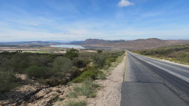 <p>Endlos weite Landschaften – an der Westküste Südafrikas kann man den Blick bis zum Horizont schweifen lassen. Die Route 27 ist auf manchen Abschnitten schnurgerade.</p>
