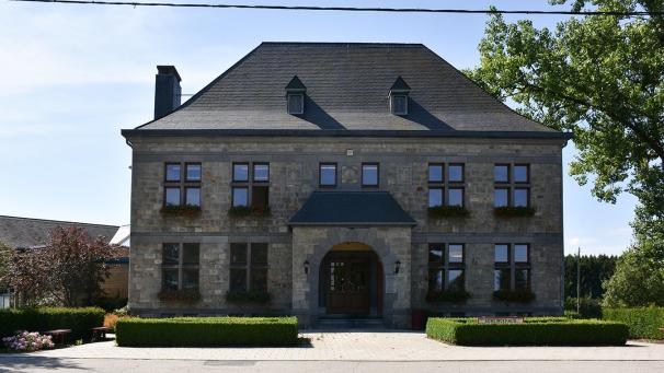 <p>Ein Blick auf das Gemeindehaus von Bütgenbach</p>