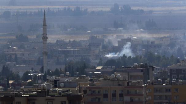 <p>Rauch steigt über der syrischen Stadt Ras al-Ain auf, die zuvor durch die türkischen Streitkräfte bombardiert wurde.</p>