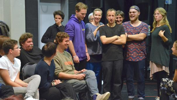 <p>Mit einer sogenannten Theater-Direktintervention hatten die TheaterTage einen kreativen Einstieg.</p>
