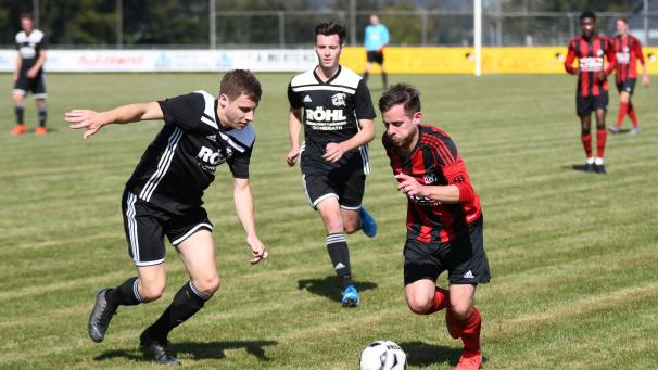 <p>Ungewohnte Lücke: Manuel Behrens (r.) muss beim HSV passen.</p>